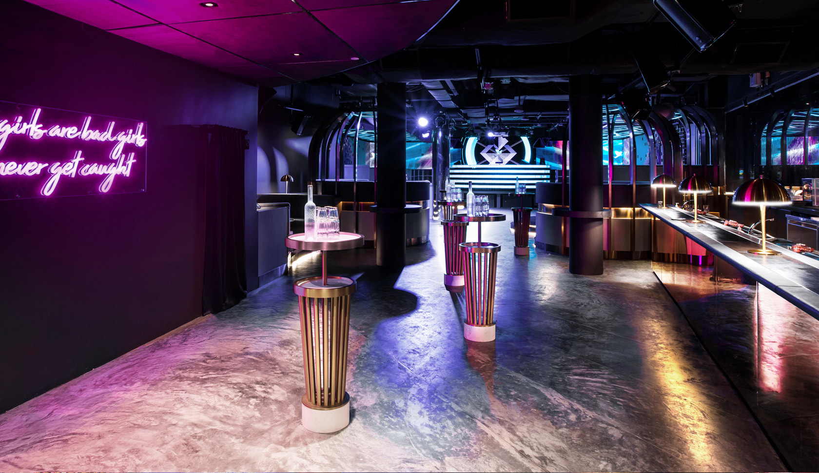 club_view_longbarsignage